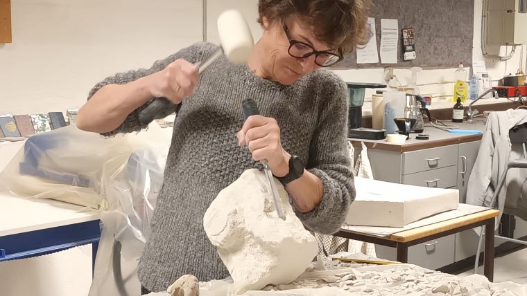 Skulptur i gasbeton - deltager hugger